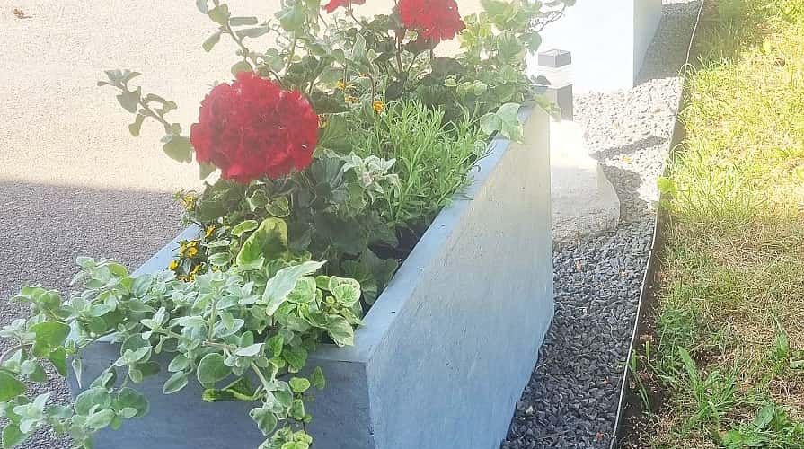 Ocelový obrubník kolem štěrku u vyvýšeného záhonu